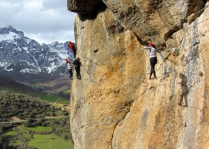 The Picos de Europa are known as one of the places with the best rocks to climb. There are fantastic climbing routes hidden in its walls. It hasn't been discovered by everyone yet, so you can still enjoy a climb here in peace. There are countless options for sport climbing and trad climbing, with or without a guide. Klettersteigen picos de europa